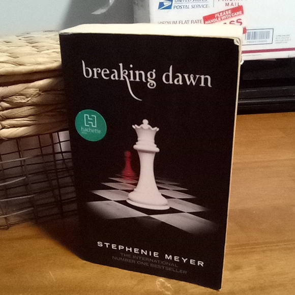 Breaking Dawn Paper Back - Picture 8 of 8